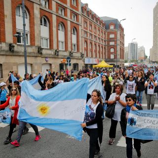 Piden que siga la búsqueda de 'los 44' del submarino argentino