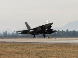 Fotografía cedida por la Séptima Fuerza Aérea de Estados Unidos que muestra a un caza furtivo F-22 mientras despega desde base de Gunsan durante las maniobras 