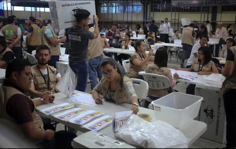 Vista general de empleados del Tribunal Supremo Electoral de Honduras mientras realizan el escrutinio especial de las actas inconsistentes. EFE/G. Amador