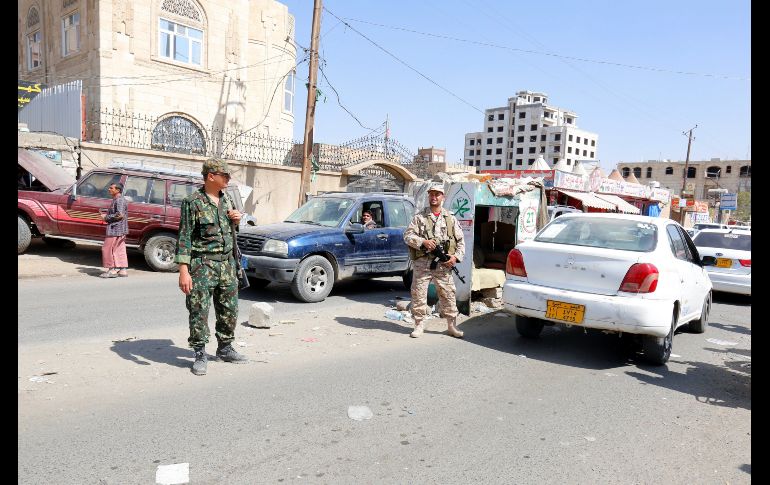 Un rebelde hutí hace guardia en un retén durante de las tensiones entre rebeldes hutíes y fuerzas leales al ex presidente yemení Ali Abdalá Saleh, en Saná. EFE/Y. Arhab