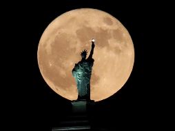 La Súper Luna llena del 1 de enero se verá 20 por ciento más luminosa que una Luna llena normal. AP / J. Cortéz