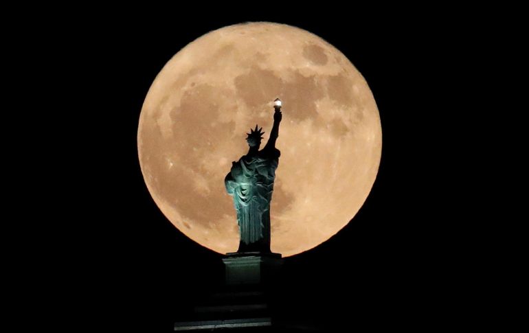 La Súper Luna llena del 1 de enero se verá 20 por ciento más luminosa que una Luna llena normal. AP / J. Cortéz
