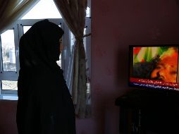 Una mujer mira en la televisión el anuncio de la muerte del ex presidente de Yemén, Alí Abdalá Saleh. EFE/ Y. ARHAB