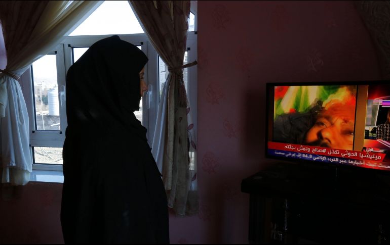Una mujer mira en la televisión el anuncio de la muerte del ex presidente de Yemén, Alí Abdalá Saleh. EFE/ Y. ARHAB