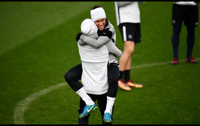 Neymar abraza a Marquinhos, ambos del París Saint Germain, en una sesión de entrenamiento del  equipo en Saint Germain en Laye, Francia. AFP/F. Fife