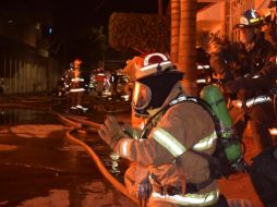 Por más de 10 horas, 50 bomberos han trabajado para apagar las llamas que consumieron el edificio. ESPECIAL/ Bomberos Guadalajara