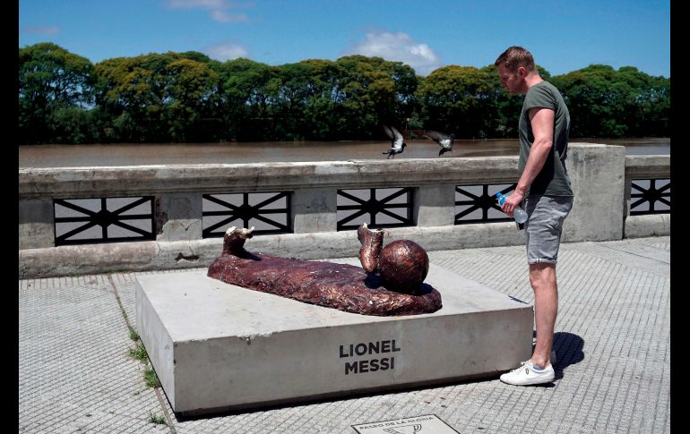 Un hombre observa lo que queda de la estatua de Lionel Messi en el Paseo de las Glorias de Buenos Aires, Argentina. Al parecer, la estatua fue blanco de un ataque de vandalismo. AFP/E. Abramovich