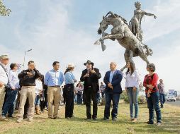 Inauguración. Autoridades del Ayuntamiento de Guadalajara, en compañía del artista. EL INFORMADOR/E. Barrera
