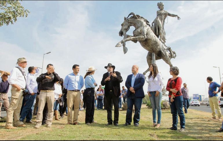 Inauguración. Autoridades del Ayuntamiento de Guadalajara, en compañía del artista. EL INFORMADOR/E. Barrera