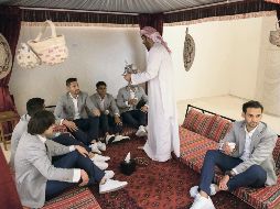 Los jugadores del Pachuca disfrutan de una bebida a su llegada a Abu Dhabi, donde realizarán los preparativos previos a su debut contra Wydad Casablanca en el Mundial de Clubes. MEXSPORT