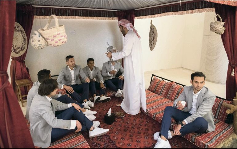 Los jugadores del Pachuca disfrutan de una bebida a su llegada a Abu Dhabi, donde realizarán los preparativos previos a su debut contra Wydad Casablanca en el Mundial de Clubes. MEXSPORT