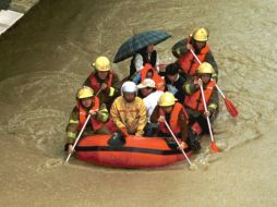Equipos de bomberos, policías, soldados, sanitarios y voluntarios trabajan en operaciones de búsqueda y rescate. AP/ARCHIVO