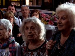 La presidenta de las Abuelas de la Plaza de Mayo, Estela de Carlotto (d) en un homenaje a la asociación en Buenos Aires. EFE/M. Guillén