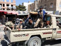 Militantes hutíes viajan en un vehículo durante las tensiones entre rebeldes y fuerzas leales al expresidente Ali Abdalá Saleh, en Saná. EFE/Y. Arhab