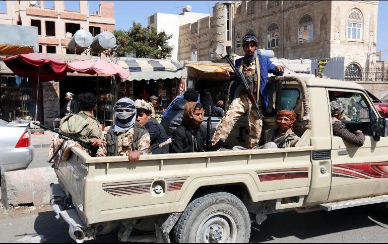 Militantes hutíes viajan en un vehículo durante las tensiones entre rebeldes y fuerzas leales al expresidente Ali Abdalá Saleh, en Saná. EFE/Y. Arhab
