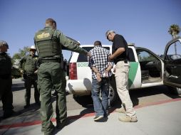 Según cifras oficiales, el número de arrestos de este año fiscal representa un descenso de 24% en relación con los 415 mil 816 de 2016 y su menor nivel desde 1971. AP / ARCHIVO