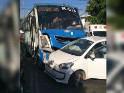 Sólo cuatro personas viajaban en el camión y ninguna de ellas resulta herida. ESPECIAL/ Bomberos de Guadalajara