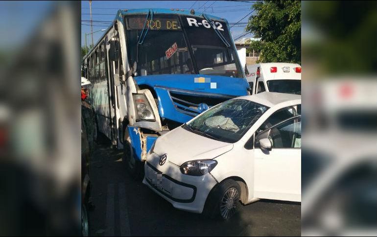 Sólo cuatro personas viajaban en el camión y ninguna de ellas resulta herida. ESPECIAL/ Bomberos de Guadalajara