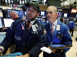 Los operadores en el parqué neoyorquino protagonizaron una sesión volátil que arrancó con avances moderados, aunque a mitad de mañana empezaron a desinflarse los ánimos. AP / ARCHIVO