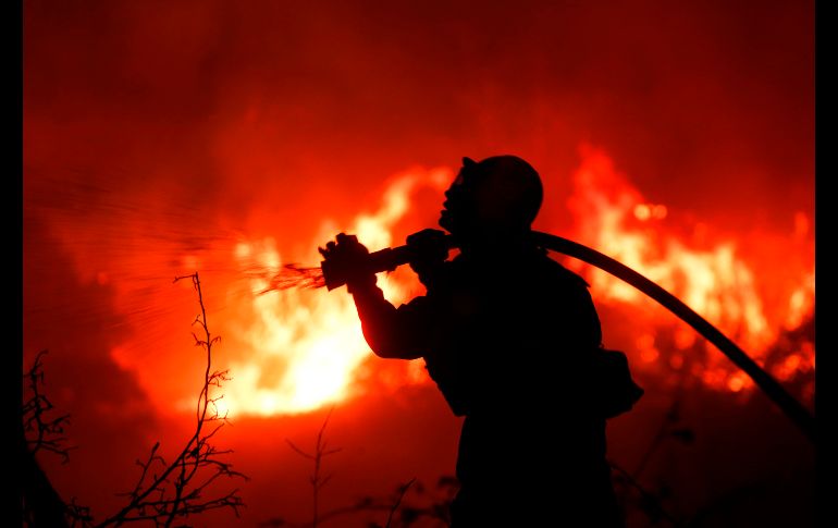 Más de mil 100 bomberos que combaten las llamas en California.