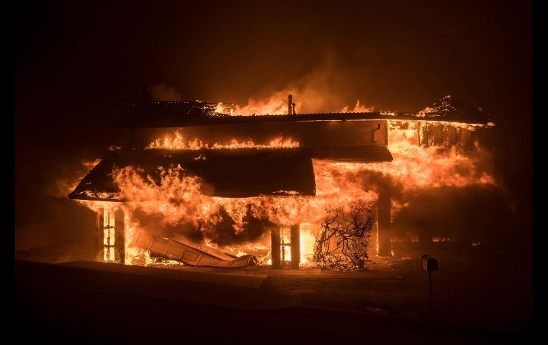 Una casa es devorada por las llamas. Al menos 150 edificios han sido destruidos.