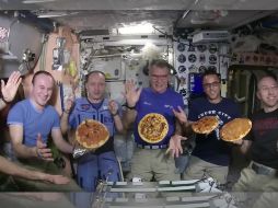 Los tripulantes manifestaron que se divirtieron mucho al hacer las pizzas en la EEI. EFE / NASA