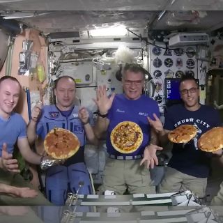 Astronautas en Estación Espacial preparan pizza