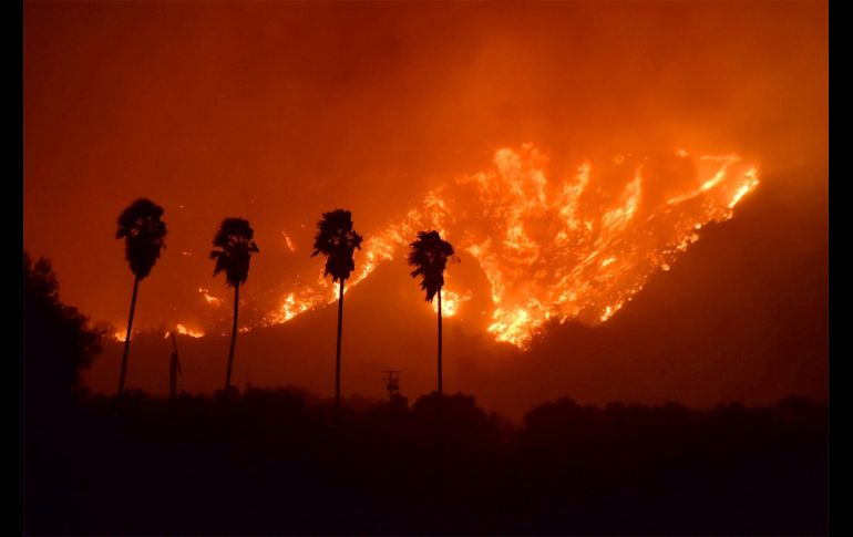 Aspecto del incendio, que se desató anoche a unos 100 kilómetros al noroeste de Los Ángeles.