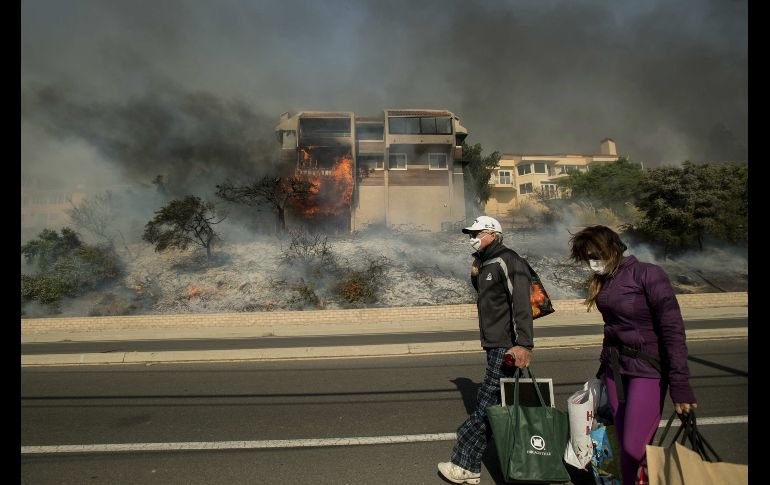 El rápido avance de las llamas ha provocado la evacuación obligatoria de 27 mil personas. AP/N. Berger