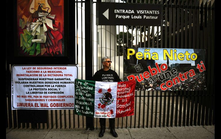 Los manifestantes se plantaron frente al Senado, en el Paseo de la Reforma,  donde mantuvieron cerrados los accesos al recinto durante la mañana.