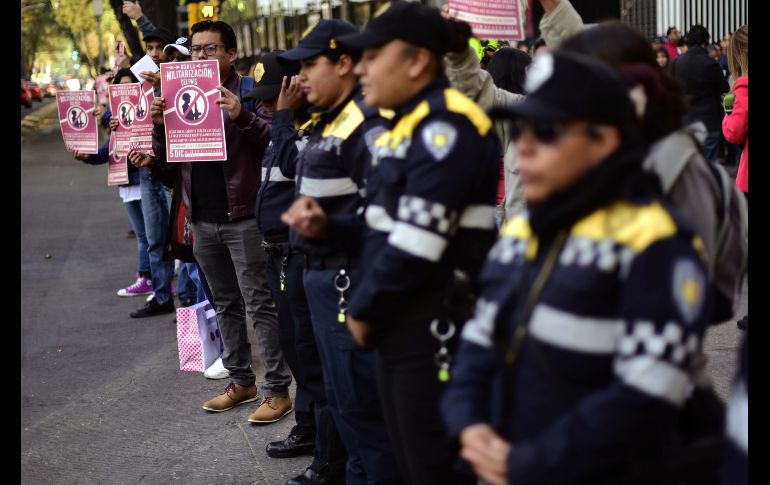 Manifestantes de organizaciones civiles y el Alto Comisionado de Derechos Humanos de la ONU demandaron al Senado mexicano que rechace la iniciativa que, denuncian, conduciría a la militarización del país.