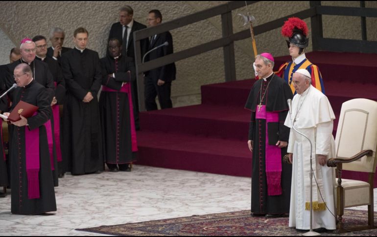 El papa Francisco (d) durante su tradicional audiencia general de los miércoles, en el aula Nervi del Vaticano. EFE/C. Peri