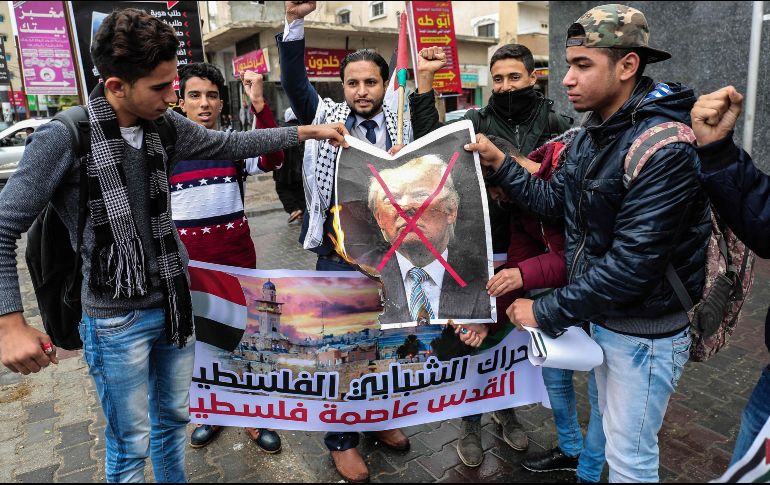 Los manifestantes gritaron eslóganes nacionalistas y en defensa de Al Aqsa, situada en la Explanada de las Mezquitas, en la Ciudad Vieja de Jerusalén. AFP/S. Khatib