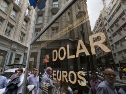 Banco Base prevé que el tipo de cambio oscile entre 18.70 y 18.90 pesos por dólar. AP / ARCHIVO