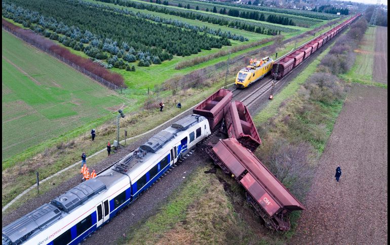 Así quedaron dos trenes en Meerbusch-Osterath, Alemania, tras un choque registrado ayer. Un total de 41 personas resultaron con heridas. AFP/DPA/A. Stoffel