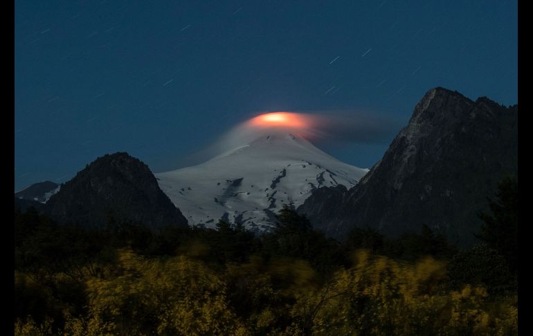 El volcán Villarrica visto desde Pucon, en Chile, da señales de actividad. AFP/C. Miranda