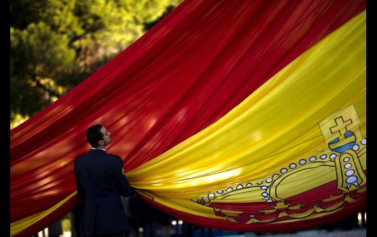Un miembro de la armada española participa en una ceremonia de izamiento de la bandera en la plaza Colón de Madrid, en el marco de las celebraciones del 38 aniversario de la Constitución española. AP/F. Seco