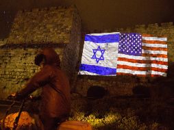 La Alcaldía de Jerusalén proyecta una bandera israelí y otra estadounidense en las murallas de la Ciudad Vieja de Jerusalén ante el anuncio de Trump. AP / S. Scheiner