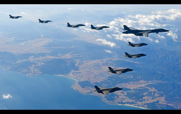 Estados Unidos desplegó hoy al menos un bombardero estratégico B-1B (arriba a la der.) en el marco de las maniobras militares que realiza con Corea del Sur en la península coreana. AFP/Ministerio de Defensa de Corea del Sur