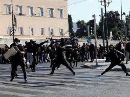 Las autoridades dijeron que algunos jóvenes lanzaron piedras y cócteles Molotov a policías y prendieron fuego a un auto estacionado. EFE / A. Vlachos
