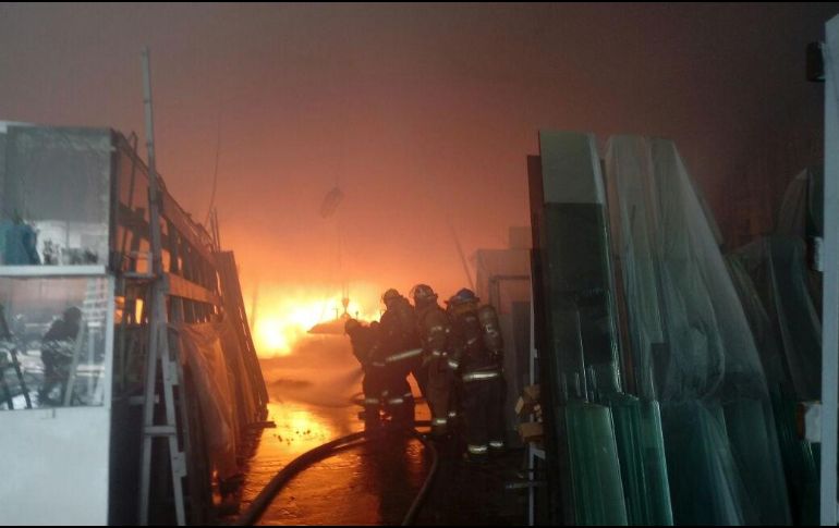 El incendio se registró en una fábrica ubicada en las calles Francisco de Ayza y Sebastián Allende. ESPECIAL/Protección Civil Jalisco