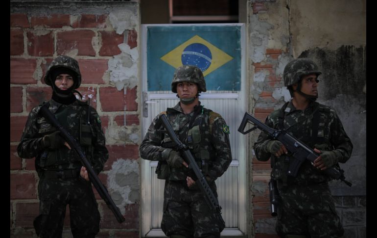 Militares brasileños patrullan en de Río de Janeiro después del arresto del narcotraficante Rogerio Avelino de Souza, líder de una banda que protagoniza desde hace meses una 