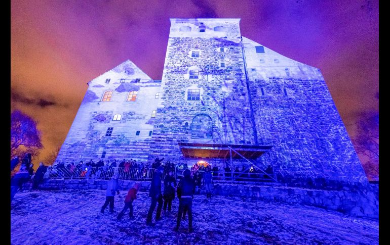 El Castillo de Turku luce iluminado por el artista Kari Kola, como parte de las celebraciones por el centenario del Día de la Independencia en Turku, Finlandia. EFE/ V. Vaara