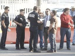 El comisario de la Policía Federal en Jalisco, acompañado de dos oficiales, presentó un documento que les invitaba a retirarse de manera pacífica. EL INFORMADOR / A. Camacho