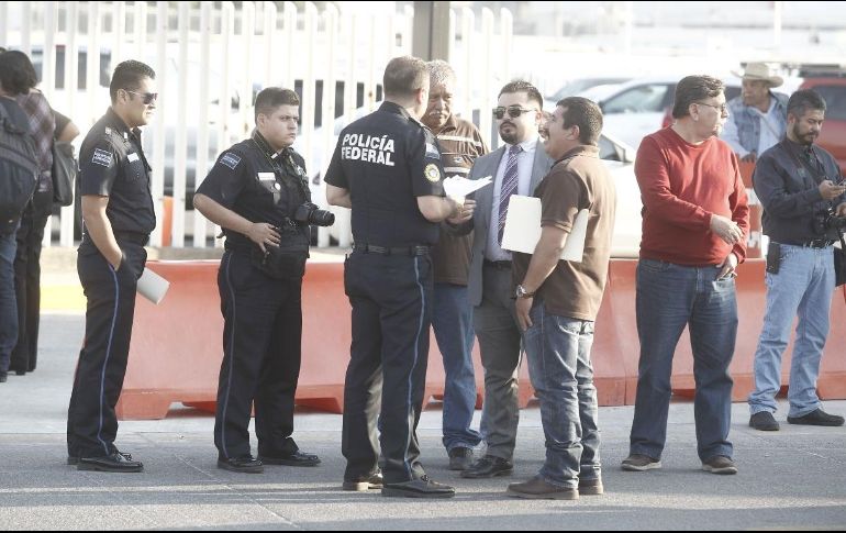 El comisario de la Policía Federal en Jalisco, acompañado de dos oficiales, presentó un documento que les invitaba a retirarse de manera pacífica. EL INFORMADOR / A. Camacho
