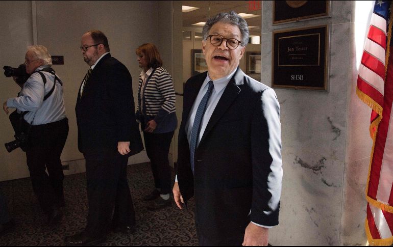 Este miércoles, la demócrata Kirsten Gillibrand fue la primera en exigir la renuncia de Franken (foto) al aparecer ocho nuevos señalamientos de abuso. AFP / ARCHIVO
