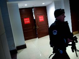 Un oficial de policía custodia la entrada a la sala en donde tuvo lugar la reunión con Trump Jr. AFP/B. Smialowski