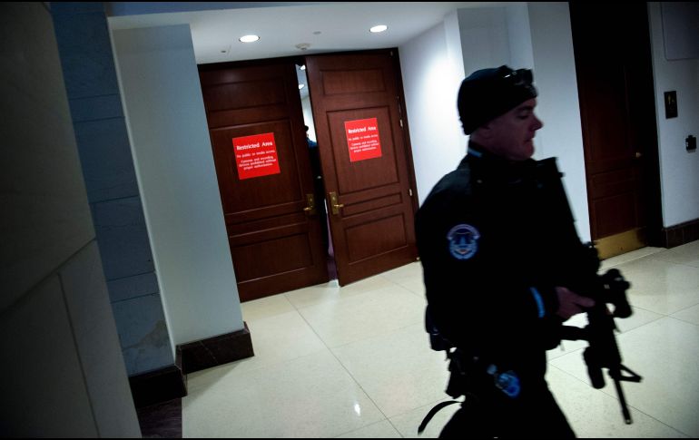 Un oficial de policía custodia la entrada a la sala en donde tuvo lugar la reunión con Trump Jr. AFP/B. Smialowski