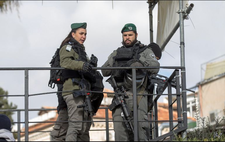 Policías montan guardia junto a la Puerta de Damasco en Jerusalén. EFE/A. Safadi