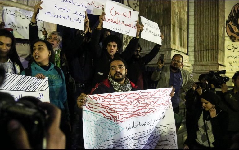 Manifestantes sostienen carteles durante una protesta contra el presidente estadounidense Donald Trump y su reconocimiento de Jerusalén como capital de Israel, en El Cairo. EFE/M. Elrray